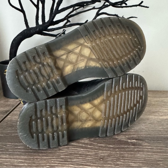 Dr Martens 1460 Skull & Bones Leather Lace Up Boots Girls Size 10 EUC Shoes Icon - Picture 5 of 11